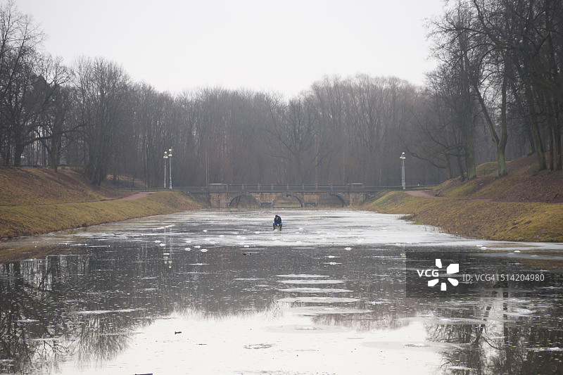 薄冰上的冰钓者图片素材