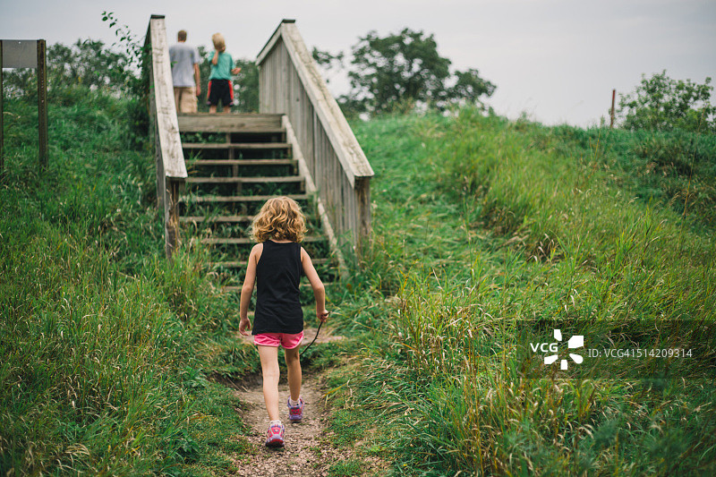 在自然小径上拾阶而上图片素材