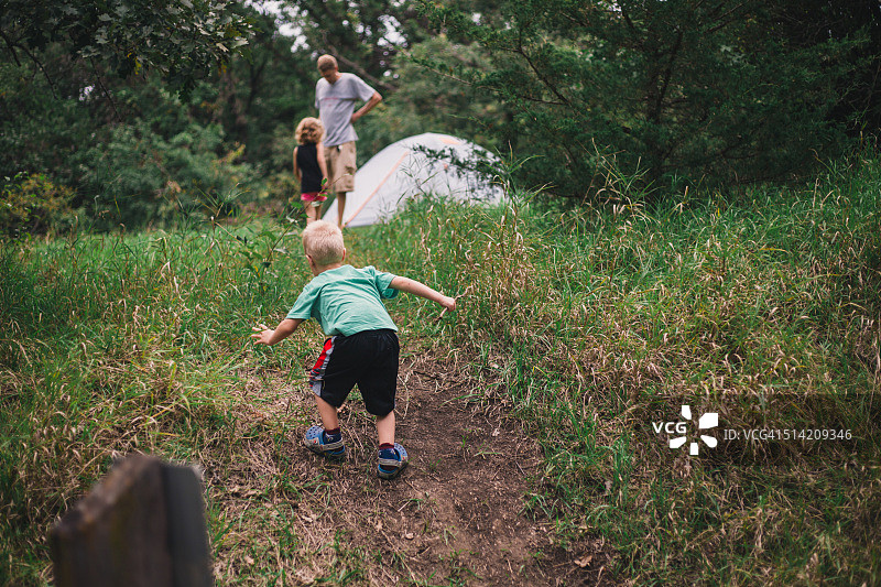 孩子们走向帐篷图片素材