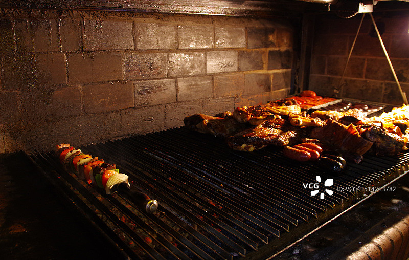 烤架上的烤牛肉图片素材
