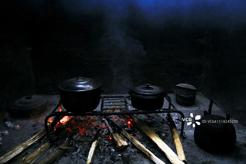 使用引火物烹饪的传统菲律宾美食图片素材
