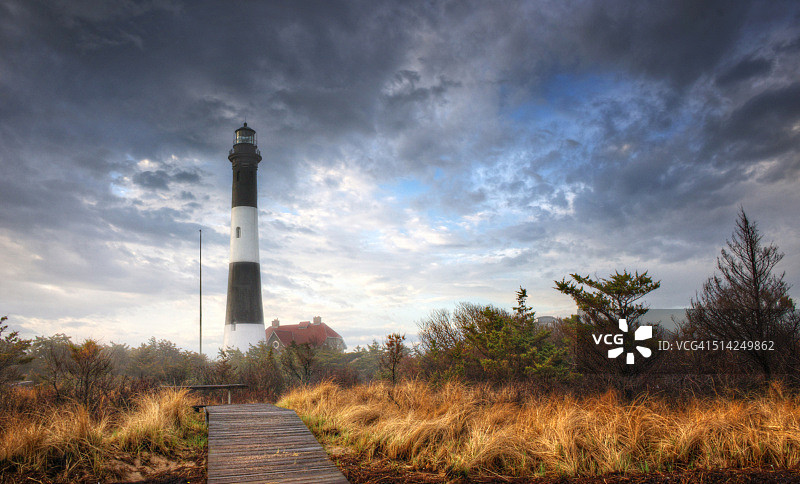 火岛灯塔的壮丽云彩和光线图片素材