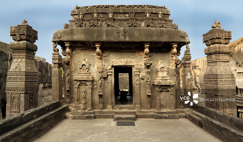 埃洛拉凯拉萨神庙的南迪曼达帕和德瓦贾斯坦巴姆图片素材