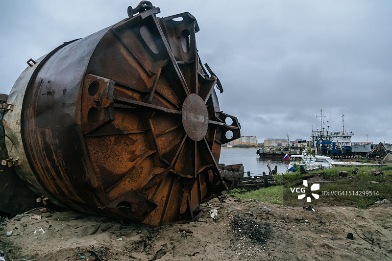 俄罗斯涅涅茨自治区纳里扬马尔市伯朝拉河岸边的锈蚀沉船图片素材