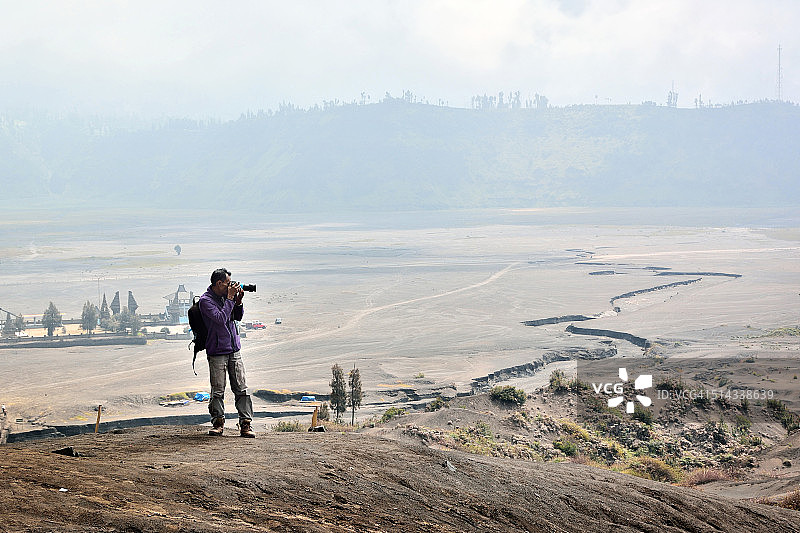 在布罗莫峰顶的游客肖像图片素材