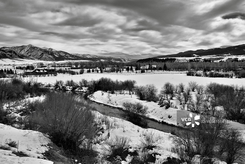 天鹅谷和蛇河的房屋（黑白）图片素材