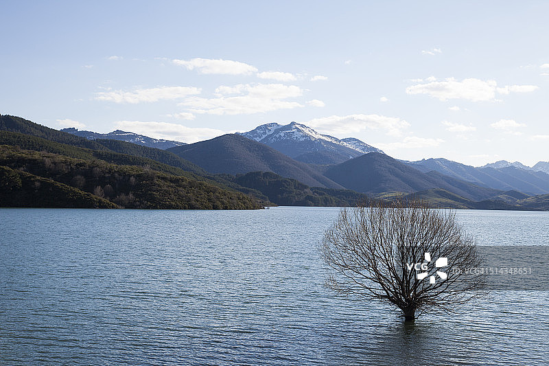 欧罗巴山峰和里亚诺湖图片素材