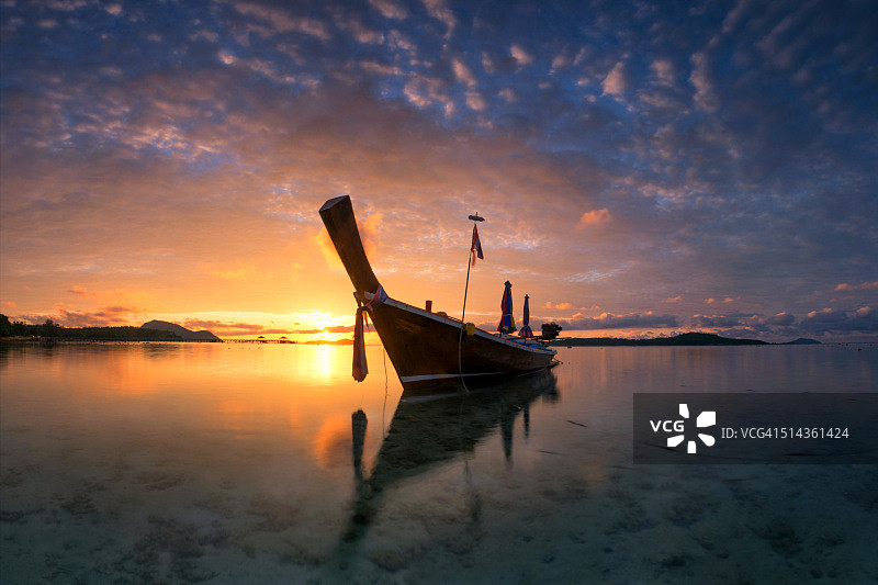 普吉岛海滩的传统长尾船日出图片素材