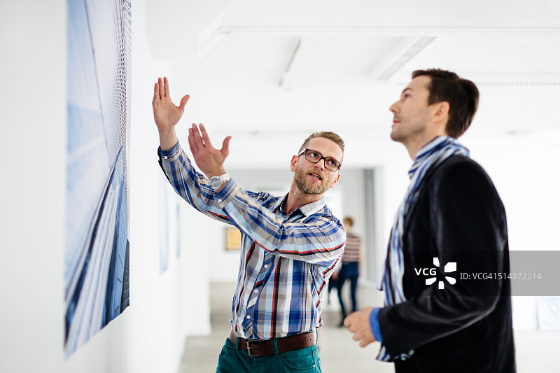 艺术家向画廊老板展示作品图片素材
