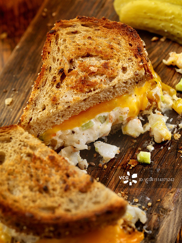 烤奶酪海鲜沙拉三明治图片素材