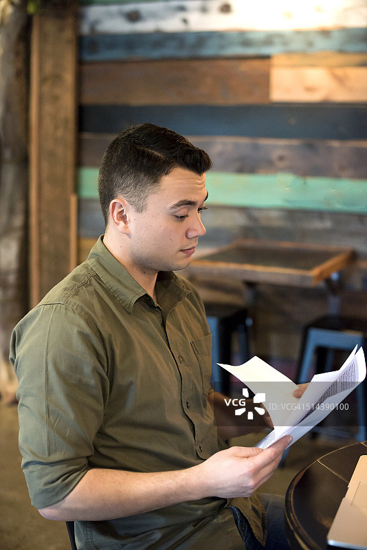 有压力的男人图片素材