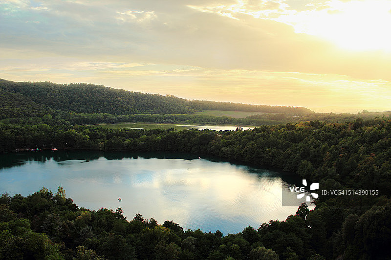 湖面倒影图片素材