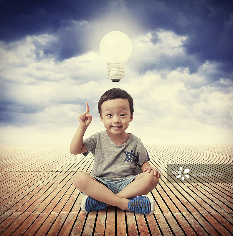 拿着灯泡的可爱儿童图片素材