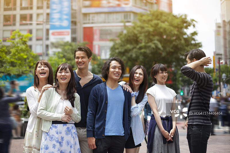 一群快乐的日本年轻人在东京户外玩耍图片素材