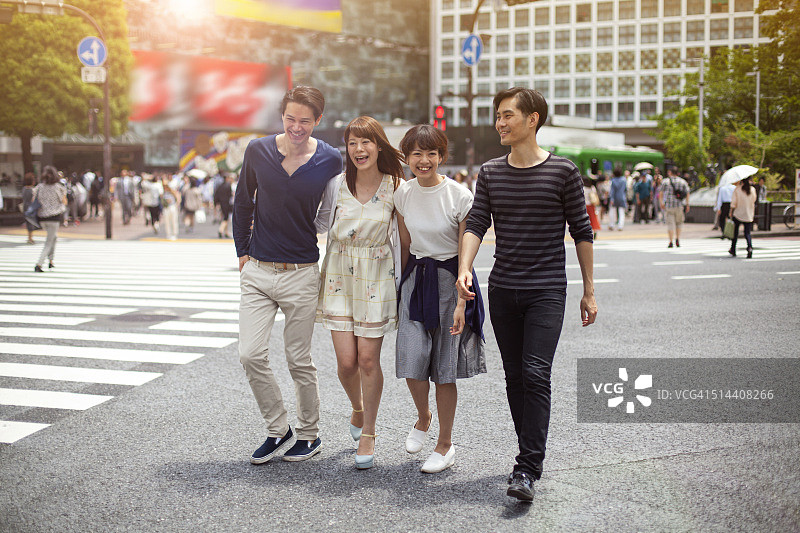 一群快乐的日本年轻人在东京户外玩耍图片素材