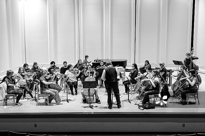大学生在管弦乐队演奏图片素材