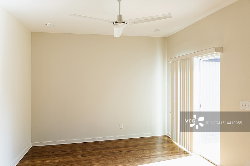 空房间上方的吊扇图片素材