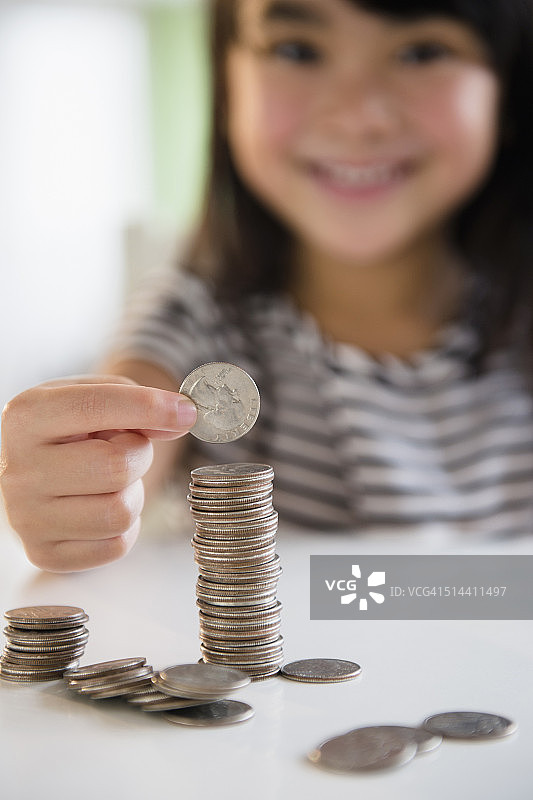 数硬币的菲律宾女孩图片素材