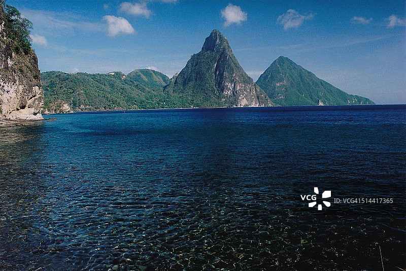 圣卢西亚的苏弗里耶尔湾和皮通山图片素材