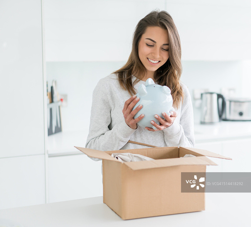 拿着小猪存钱罐的女人图片素材