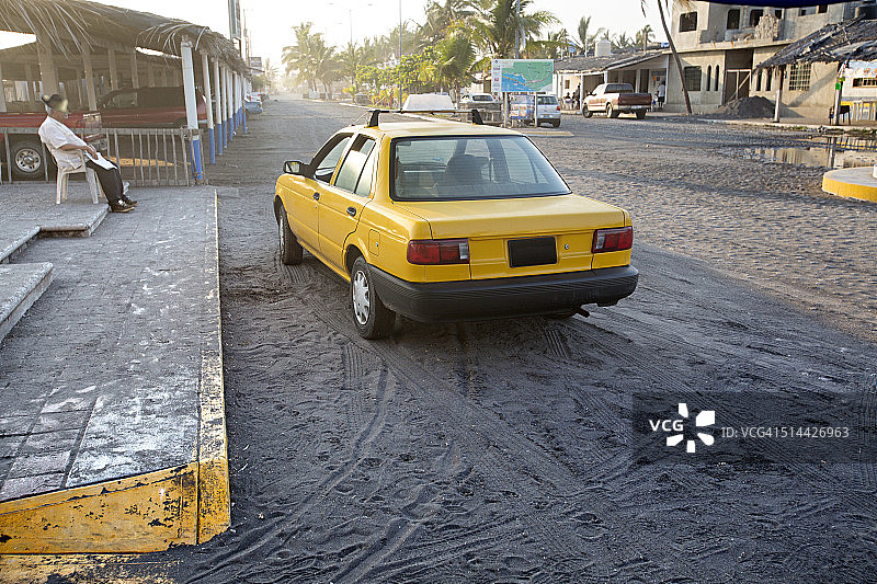 墨西哥小镇土路上的出租车图片素材