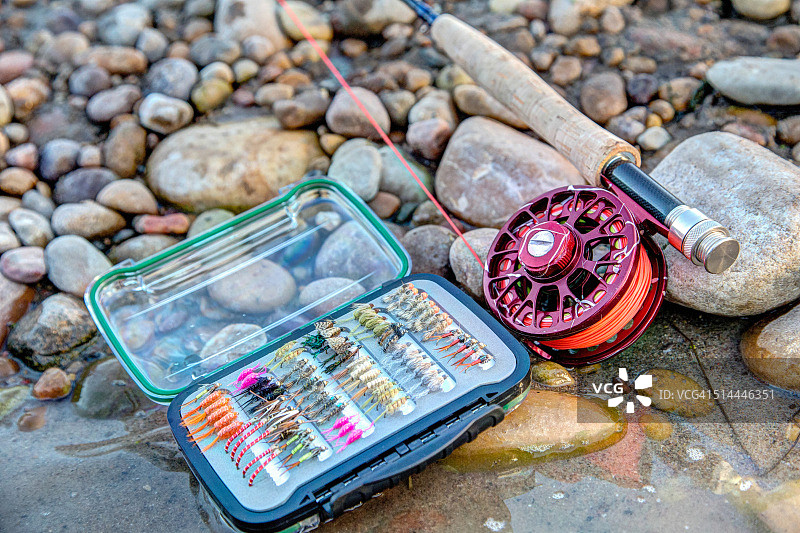 鹅卵石上的渔具图片素材