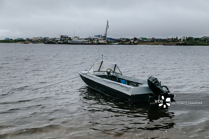 俄罗斯涅涅茨自治区，纳里扬马尔，伯朝拉河上的摩托艇图片素材