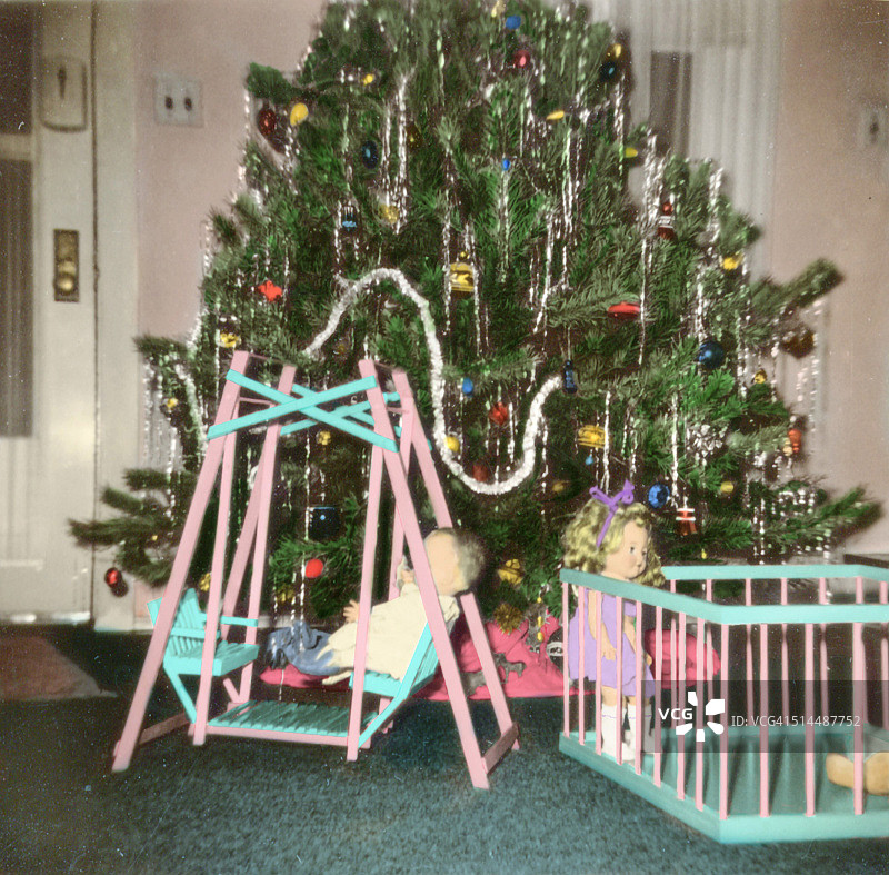 摆满玩偶和手工玩具的圣诞树图片素材