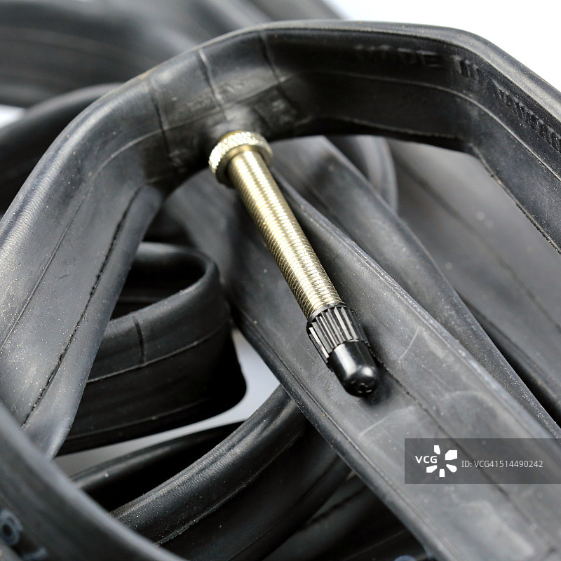 带法式气门嘴的自行车内胎图片素材