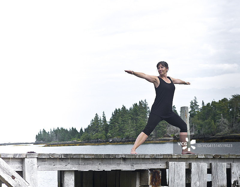 新斯科舍省马洪湾码头上的瑜伽图片素材