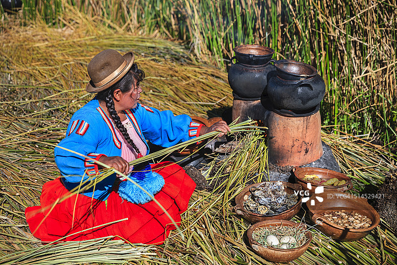 在乌罗斯岛上准备食物的秘鲁妇女图片素材