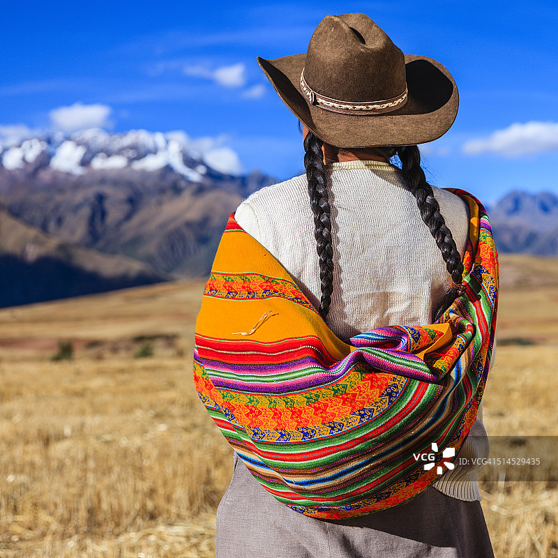 眺望安第斯山脉的秘鲁妇女图片素材