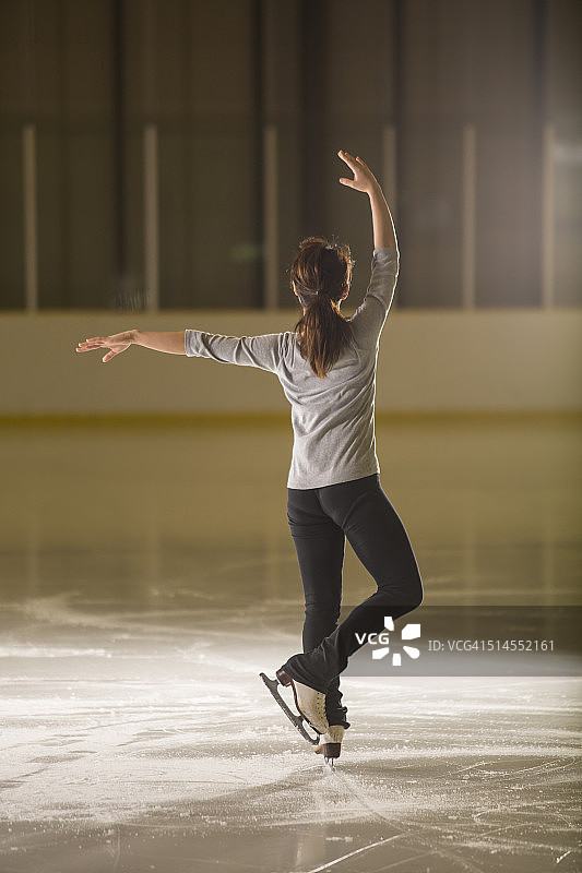 年轻女子练习花样滑冰图片素材
