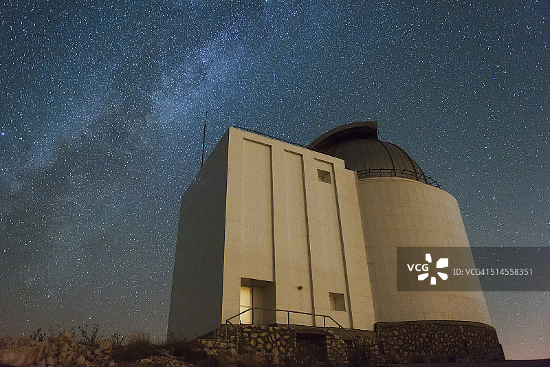 用望远镜观测银河系图片素材