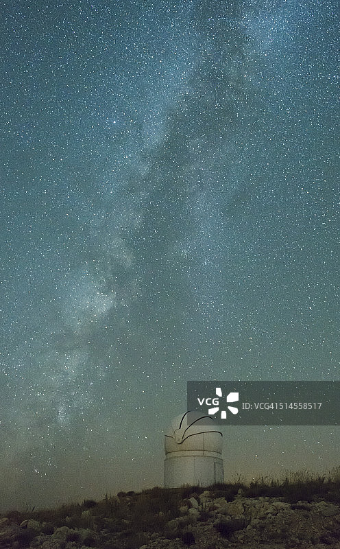 用望远镜观测银河系图片素材