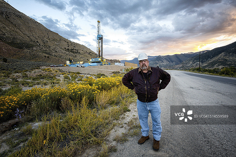 油田工人和压裂钻机图片素材