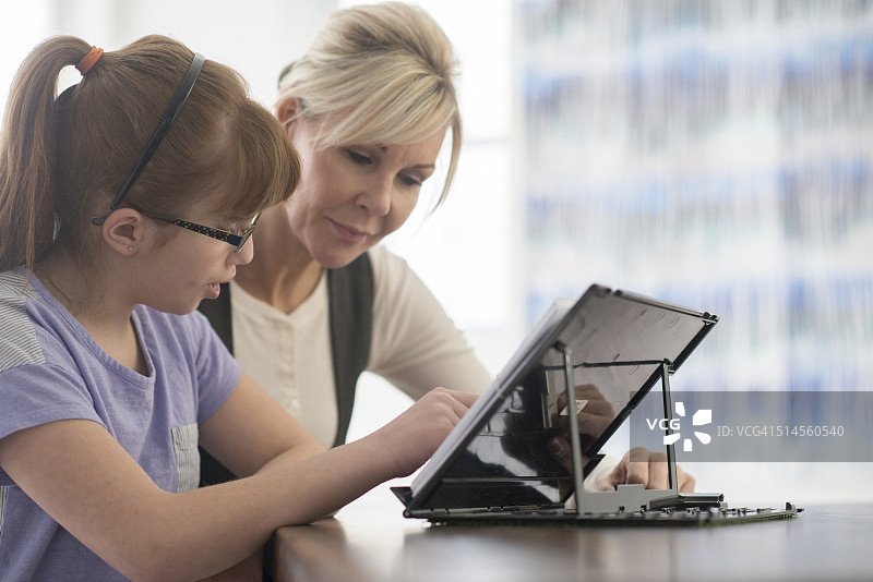 阅读盲文图片素材