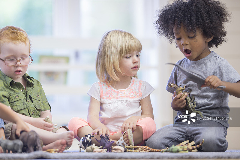 孩子们快乐地玩耍图片素材