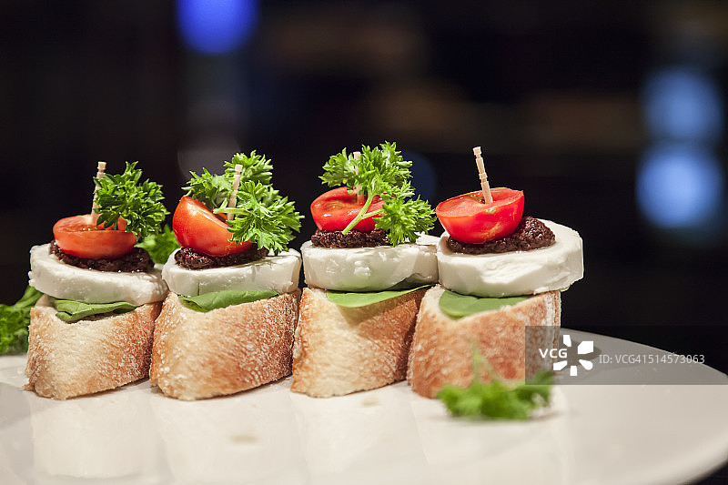 搭配山羊奶酪和樱桃番茄的Tapa图片素材