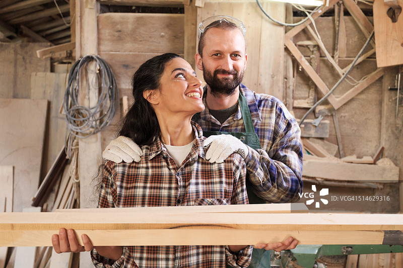 在工作室工作的木匠夫妇图片素材