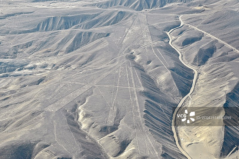 纳斯卡线条和道路的鸟瞰图图片素材