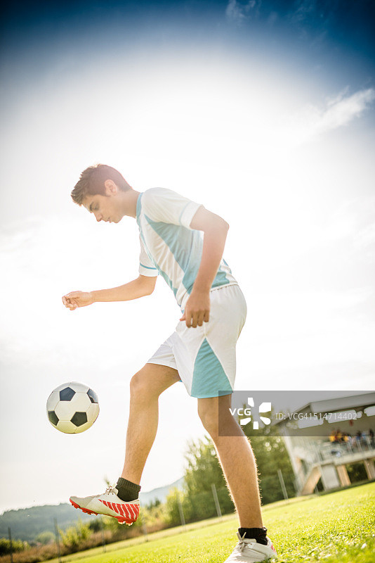 踢足球的运动员图片素材