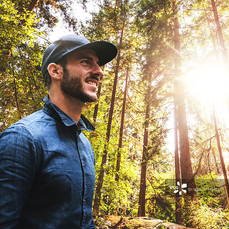 在俄勒冈州公园里散步的单身旅行者图片素材