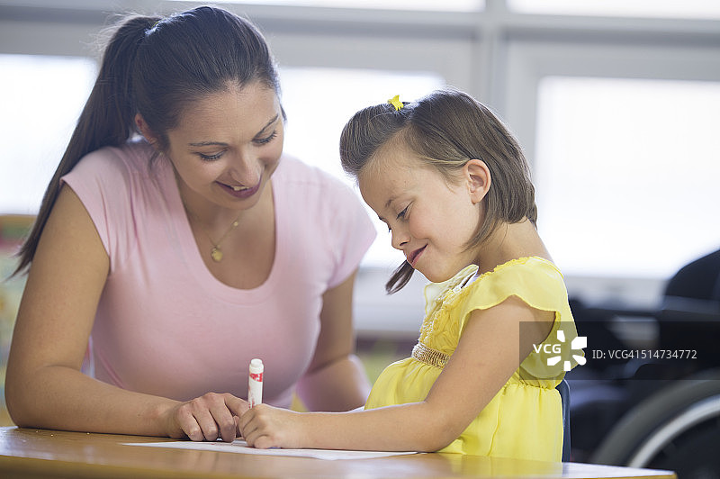 在学校一起涂色图片素材