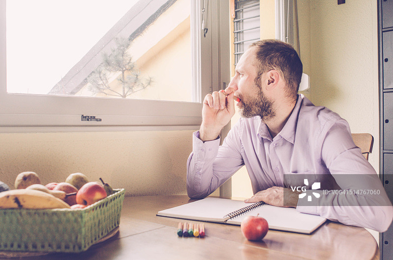 成人填色书 - 向外看的年轻男子图片素材