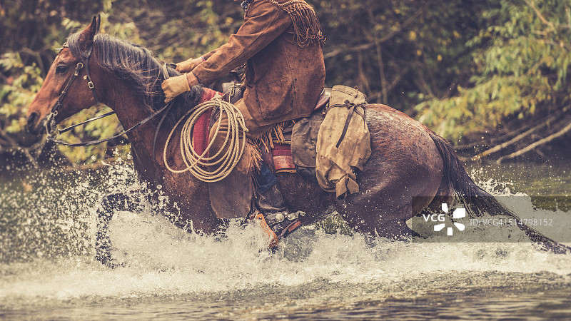 享受骑马的男人图片素材