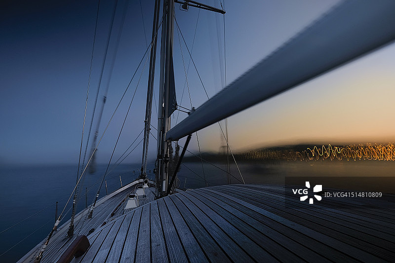 停泊在缅因州巴尔港的62英尺帆船图片素材