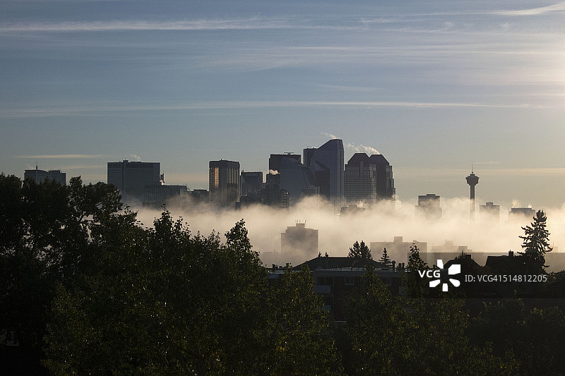 卡尔加里市中心的晨雾图片素材