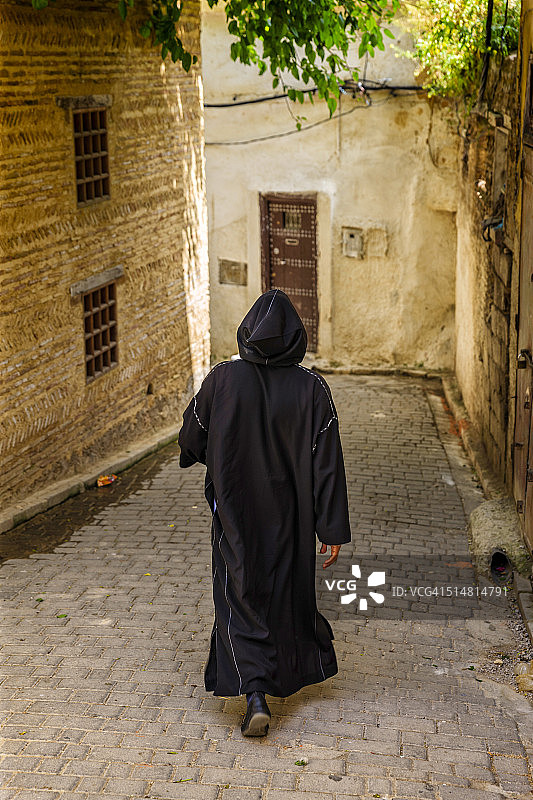 在非斯麦地那行走的摩洛哥男子图片素材