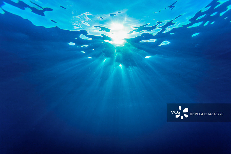 阳光穿透水面，照耀在波浪上图片素材